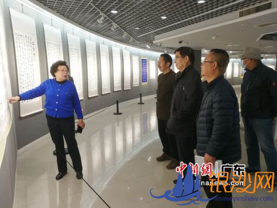 王荣宝向观众介绍作品创作。 主办方供图 王荣宝向观众介绍作品创作。 主办方供图