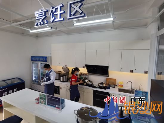 广东石油已在全省建成824座“司机之家”,日均服务卡车司机20万人次。王华摄影 广东石油已在全省建成824座“司机之家”,日均服务卡车司机20万人次。王华摄影