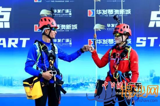 挑战选手顺利登顶后相互祝贺。王远远摄 挑战选手顺利登顶后相互祝贺。王远远摄