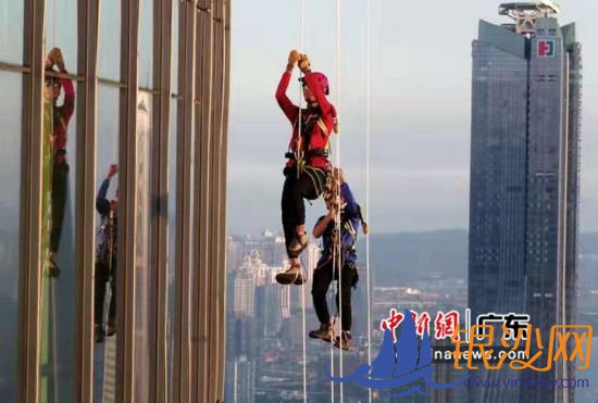 两名顶级极限运动选手正在展开竞速攀爬。王远远摄 两名顶级极限运动选手正在展开竞速攀爬。王远远摄