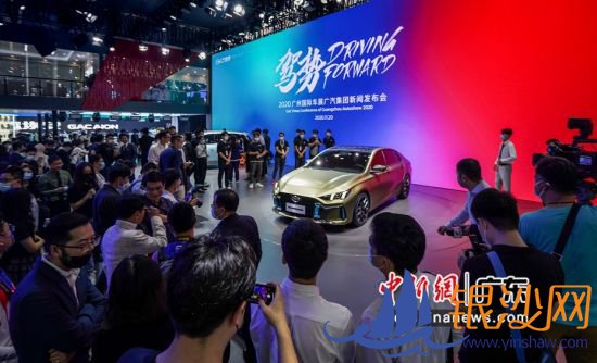 11月20日,第十八届广州国际车展拉开帷幕,广汽集团携旗下八大品牌“包馆”亮相。其中,作为广汽集团自主品牌“双子星”:“广汽传褀”、“广汽新能源埃安”在车展上新款亮相,看点颇多。闫玉婷供图 11月20日,第十八届广州国际车展拉开帷幕,广汽集团携旗下八大品牌“包馆”亮相。其中,作为广汽集团自主品牌“双子星”:“广汽传褀”、“广汽新能源埃安”在车展上新款亮相,看点颇多。闫玉婷供图