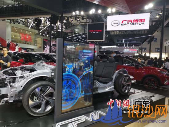 11月20日,第十八届广州国际车展拉开帷幕,广汽集团携旗下八大品牌“包馆”亮相。其中,作为广汽集团自主品牌“双子星”:“广汽传褀”、“广汽新能源埃安”在车展上新款亮相,看点颇多。王华摄影 11月20日,第十八届广州国际车展拉开帷幕,广汽集团携旗下八大品牌“包馆”亮相。其中,作为广汽集团自主品牌“双子星”:“广汽传褀”、“广汽新能源埃安”在车展上新款亮相,看点颇多。王华摄影