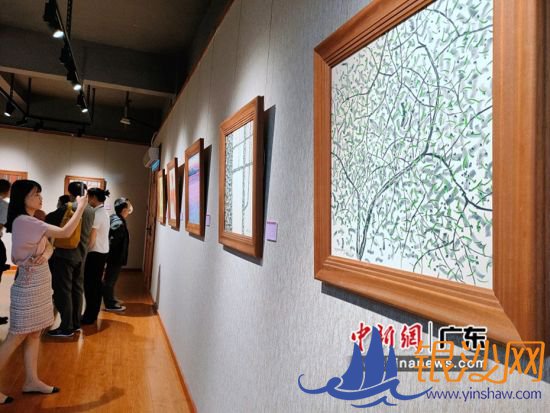中国建筑陶瓷博物馆携手东莞可园博物馆共同举办的《莞香花开》陶瓷雕刻印象画展在广东东莞开展。图为展出作品展现岭南建筑艺术文化新发展 郭建华 摄 中国建筑陶瓷博物馆携手东莞可园博物馆共同举办的《莞香花开》陶瓷雕刻印象画展在广东东莞开展。图为展出作品展现岭南建筑艺术文化新发展 郭建华 摄