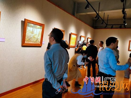 中国建筑陶瓷博物馆携手东莞可园博物馆共同举办的《莞香花开》陶瓷雕刻印象画展在广东东莞开展。图为展览现场 郭建华 摄 中国建筑陶瓷博物馆携手东莞可园博物馆共同举办的《莞香花开》陶瓷雕刻印象画展在广东东莞开展。图为展览现场 郭建华 摄