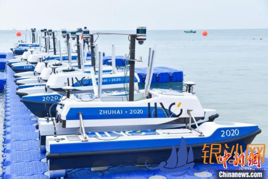 参赛队伍采用统一的智能船艇平台--云洲智能ME120多功能无人船平台进行比赛。黄文婷 摄 参赛队伍采用统一的智能船艇平台--云洲智能ME120多功能无人船平台进行比赛。黄文婷 摄
