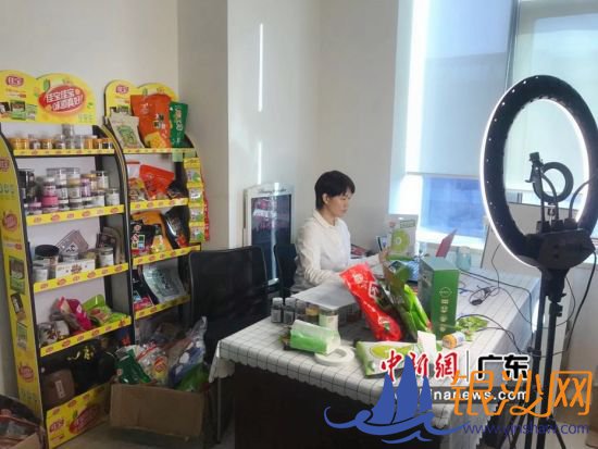 潮州企业“广东佳宝集团有限公司”的直播间。(摄影 陈景瑜) 潮州企业“广东佳宝集团有限公司”的直播间。(摄影 陈景瑜)