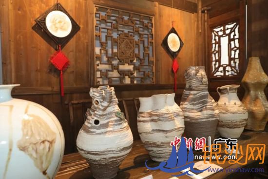 “突破•界限——中国当代艺术陶瓷展”近日在广州开幕。黄伟哲 摄 “突破•界限——中国当代艺术陶瓷展”近日在广州开幕。黄伟哲 摄