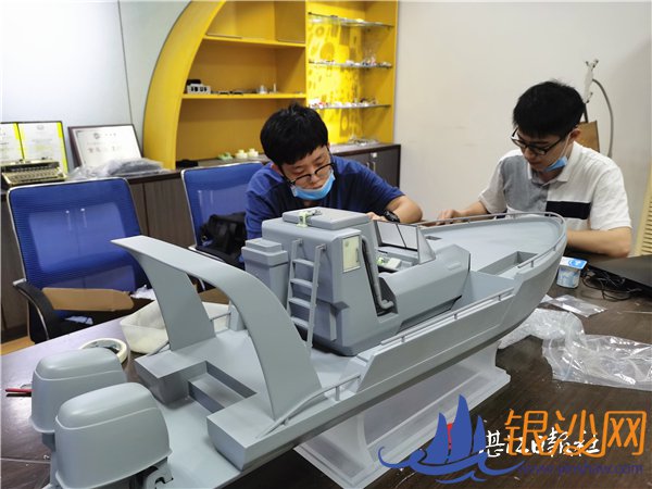 开着“小炮艇” 给鱼“射”饲料