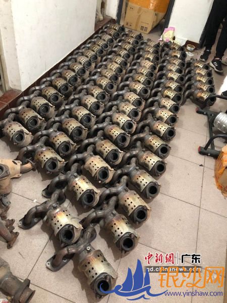 警方查获的被盗的汽车原装三元催化器。 警方供图 警方查获的被盗的汽车原装三元催化器。 警方供图