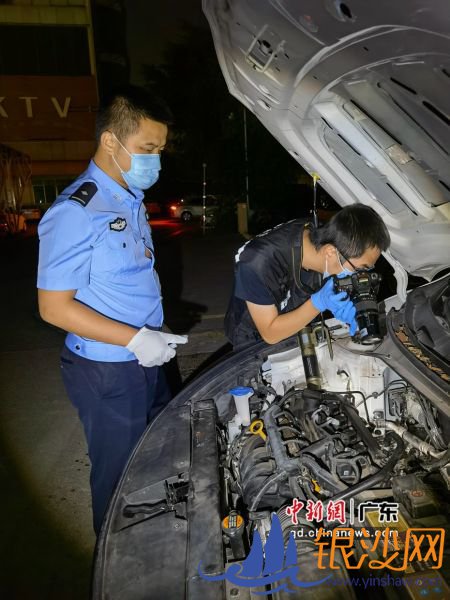 警方在共享汽车上取证。 警方供图 警方在共享汽车上取证。 警方供图