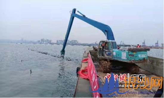广东省海洋综合执法总队组织联合行动清理定置网。粤海综供图 广东省海洋综合执法总队组织联合行动清理定置网。粤海综供图