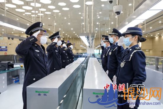 ���ž�������ٱ߼�վ�������жӣ����ྴ�����⡣������ 